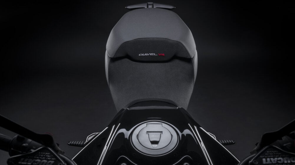 Ducati-Diavel-V4-MY23-PASSENGER nero