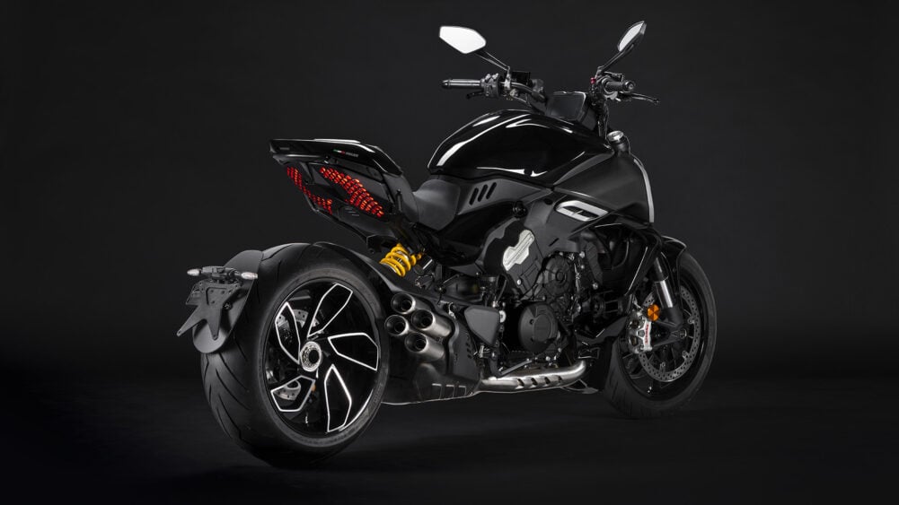 Ducati-Diavel-V4-MY23-nero-reAR