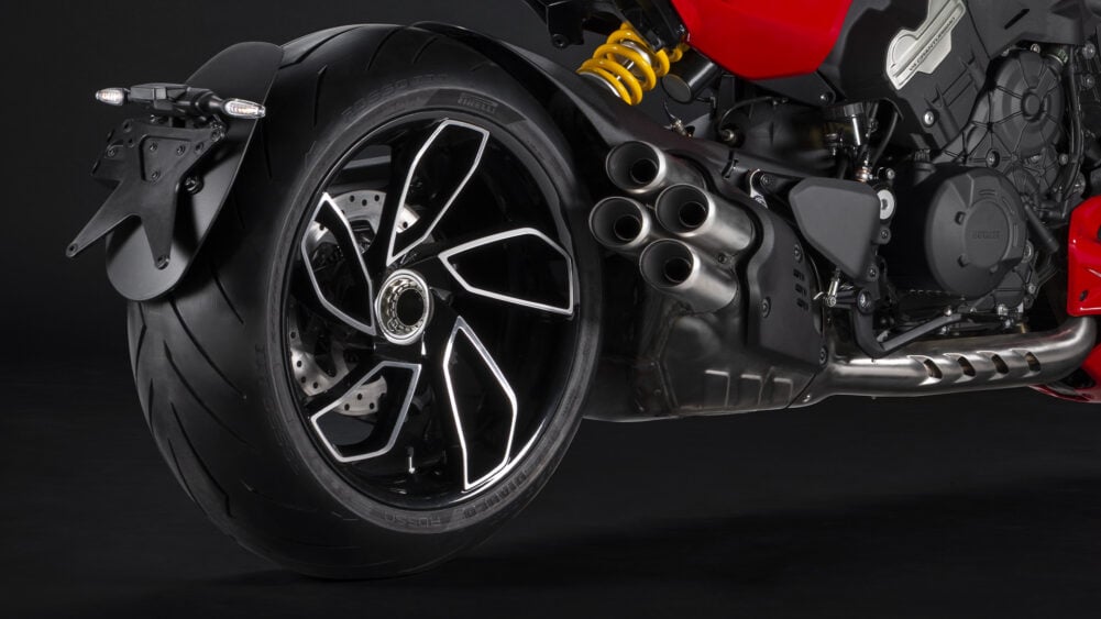 Ducati-Diavel-V4-MY23-pipes