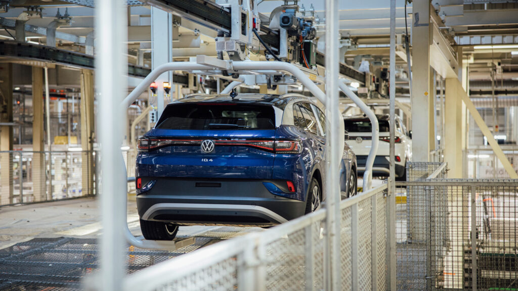 The production pros at Zwickau can schedule the electric SUV ID.4 on either of their two production lines – allowing the plant to adapt flexibly to demand.