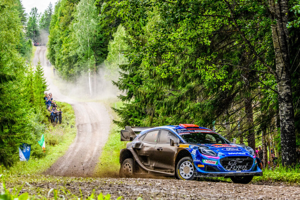 Pierre-Louis Loubet kann nach Unfall am Freitag mit dem Puma Hybrid Rally1 am Samstag wieder starten und die Rekordserie von Marken-WM-Punkten für Ford weiterführen. Foto: Ford