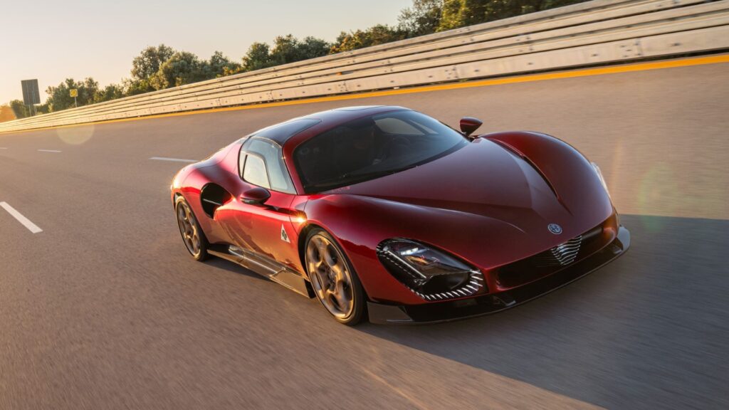 Alfa Romeo 33 Stradale Dynamic test at Nard circuit